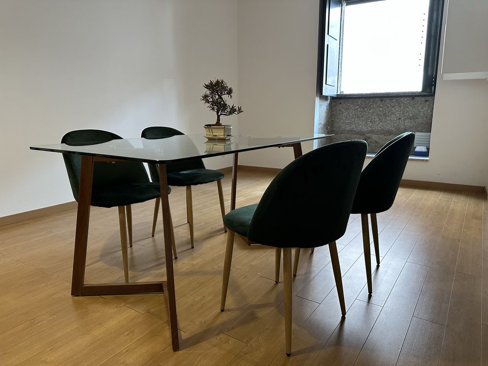 Mesa vidro com algumas marcas