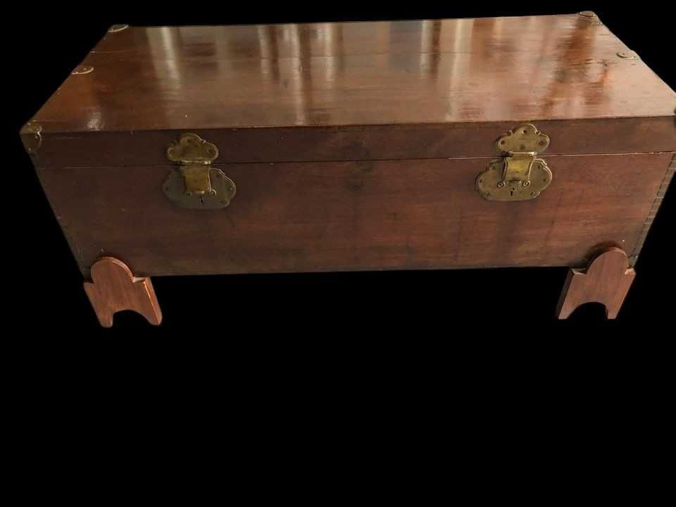 Arca Vintage, com detalhes em metal e pés separados.