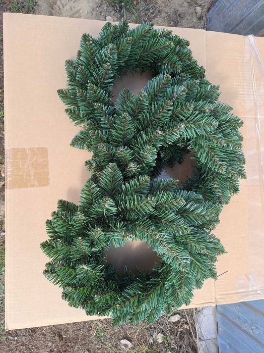 Świąteczne  ozdoby dekoracyjne  śnieżone  stroiki  świąteczne