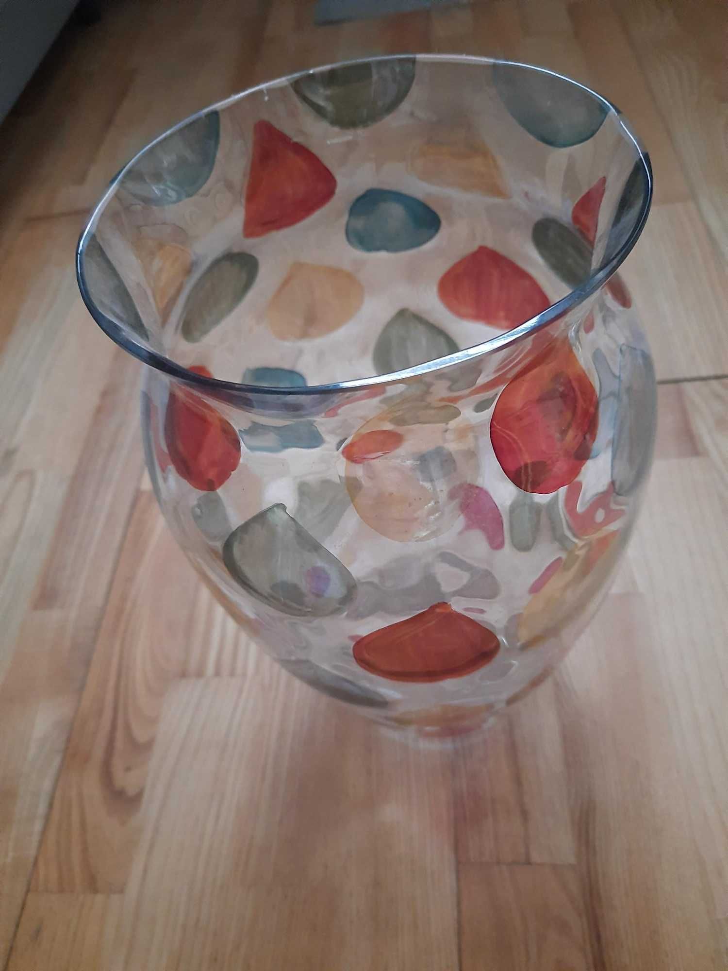 Przezroczysty wazon w kropki na kwiaty
