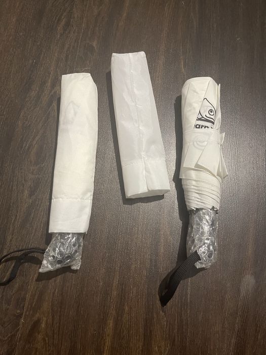 Біла парасолька