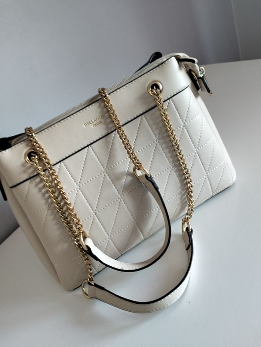 Torebka beżowa na złotym łańcuszku