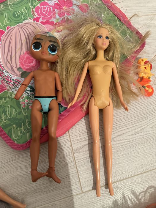 Лялька барбі також є шафа для ляльки барбі