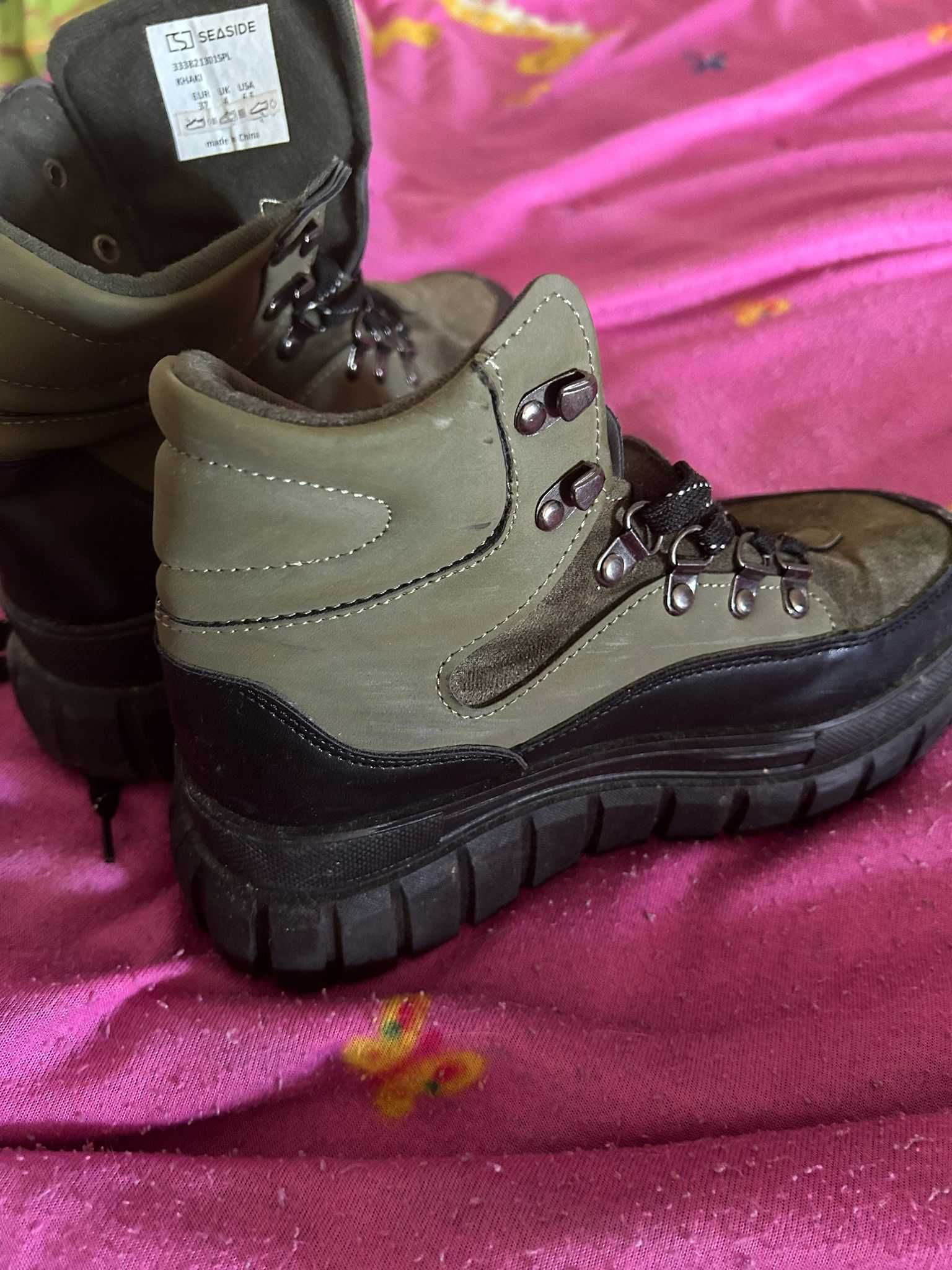 Um par de botas de sola alta