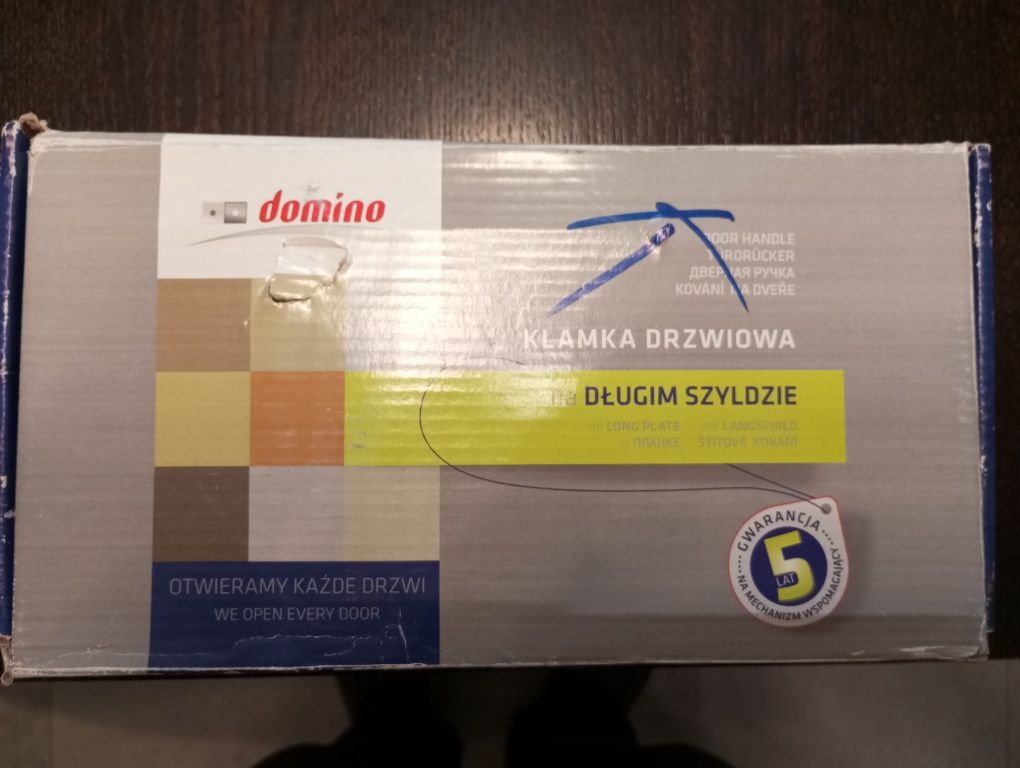 Klamka drzwiowa na długim szyldzie