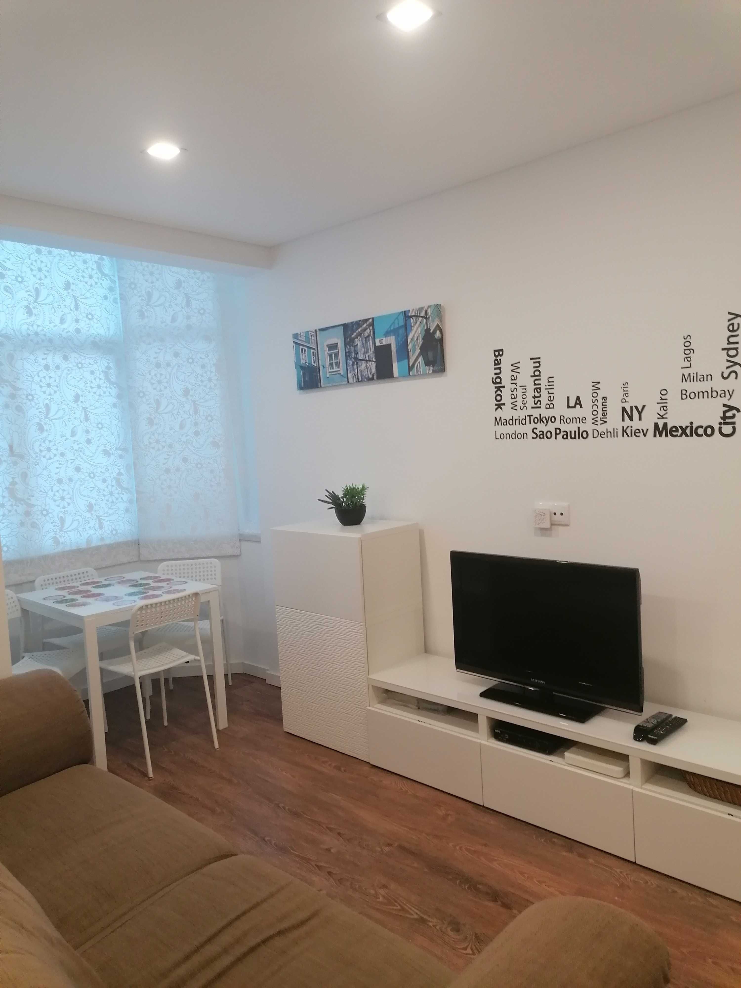 Alugo quarto estudante universitária em Algés, junto ao Mercado