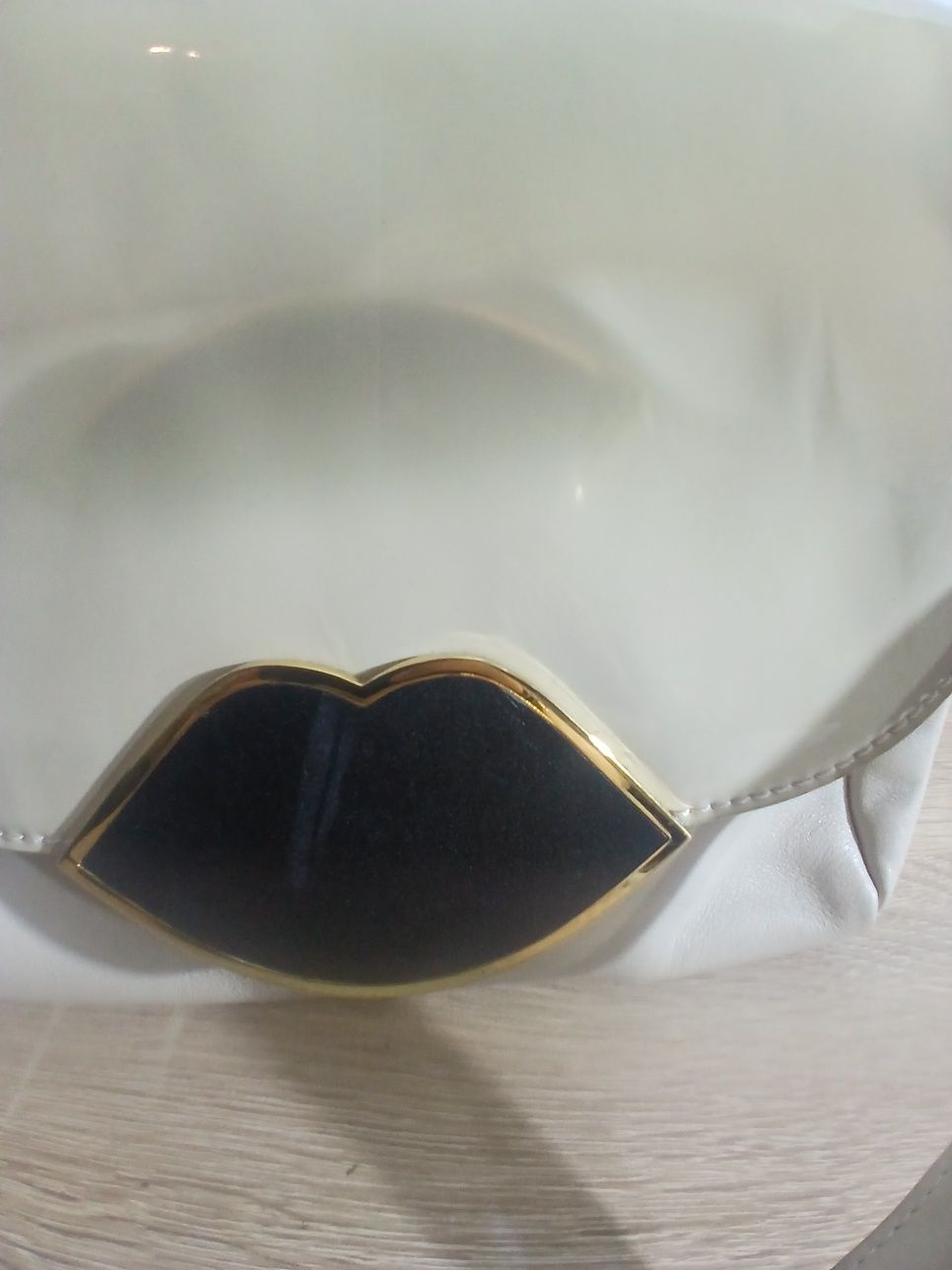 Torebka przedstawiona na zdjęciu to torebka marki Lulu Guinness.