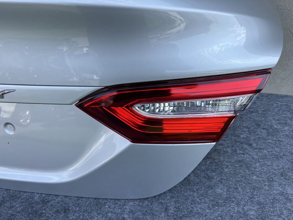 Ляда кришка багажника кляпа Camry v70 кемрі 70 сіра кришка багажника