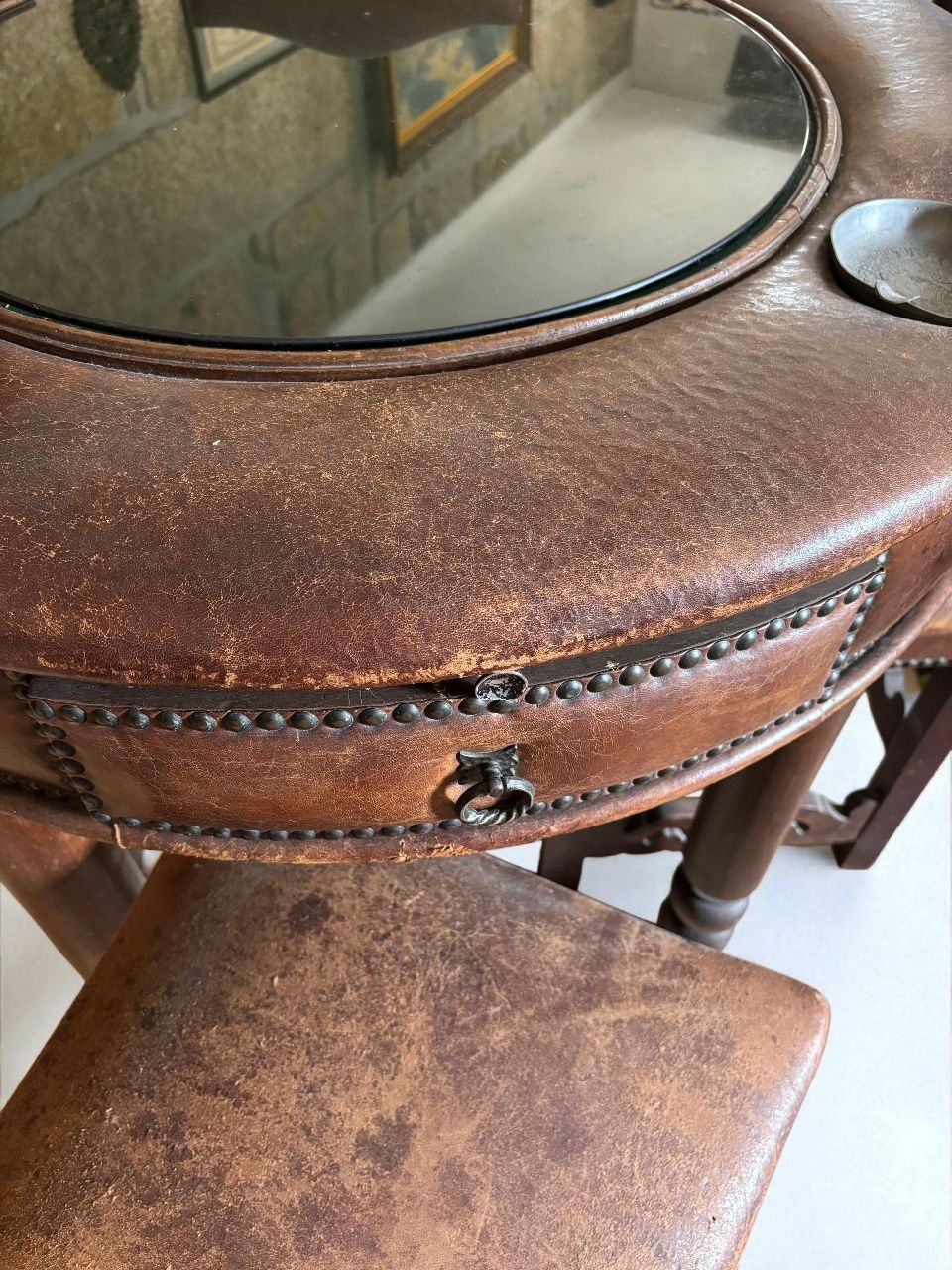 Mesa de jogo em pele com cadeiras