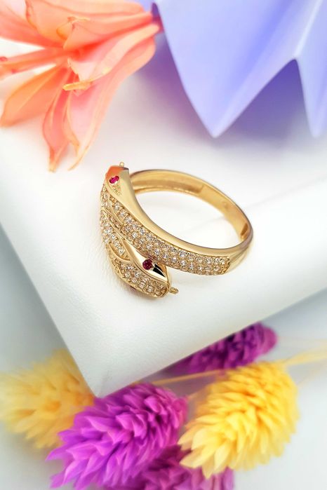 Złoty pierścionek błyszczący wąż wysadzany cyrkoniami pr. 585