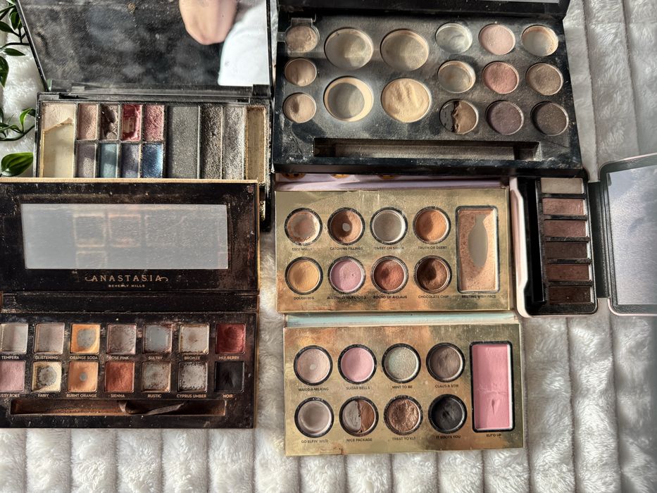 Zestaw uzywanych kosmetyków kolorowych i do stylizacji włosów