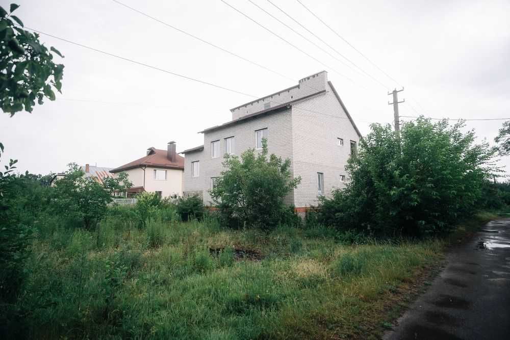 Продається будинок без внутрішніх робіт в районі Дендропарку.