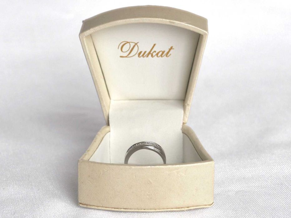 Pierścionek zaręczynowy - białe złoto z brylantami.