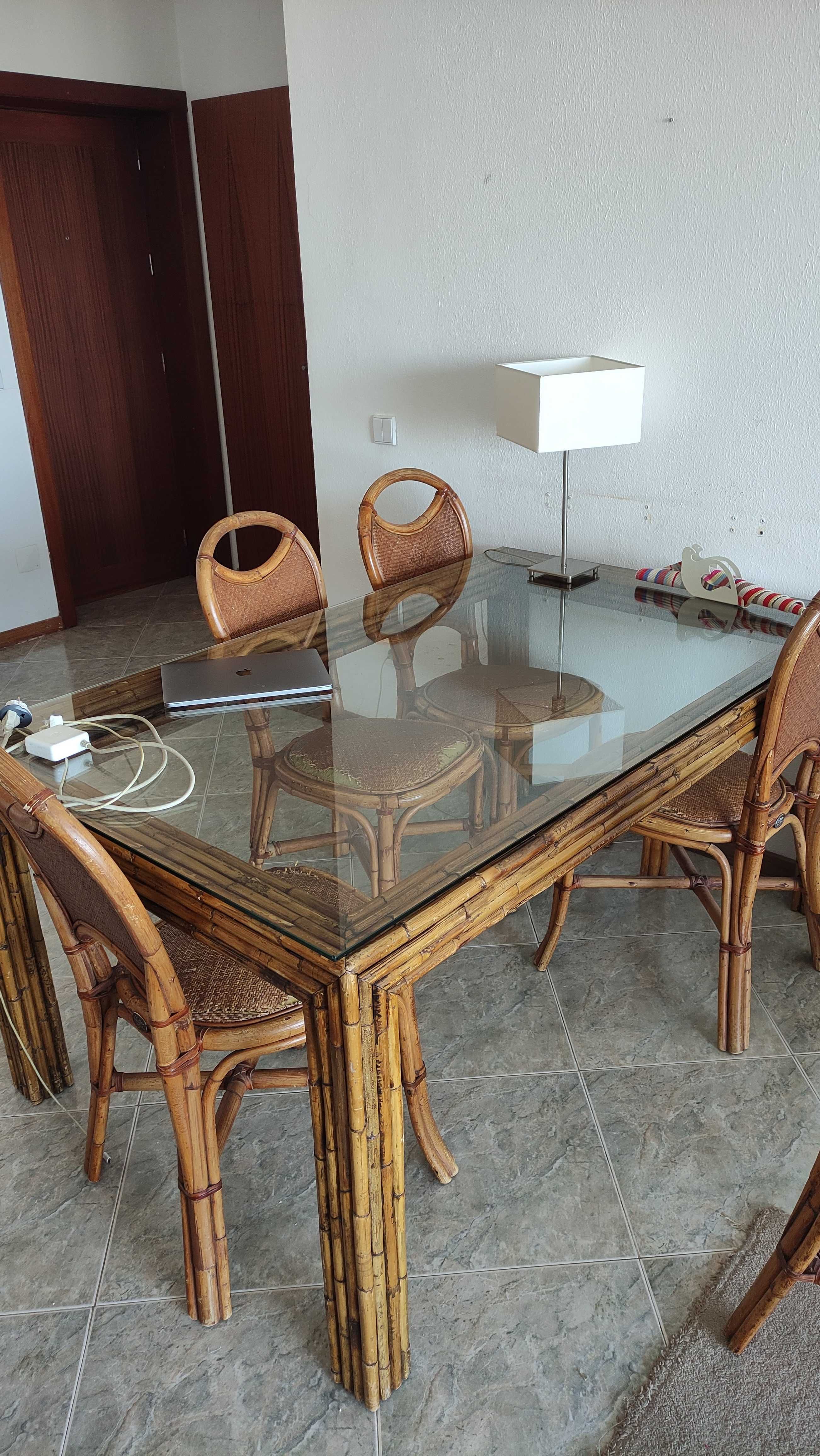 Conjunto de mesa e cadeiras em bambu