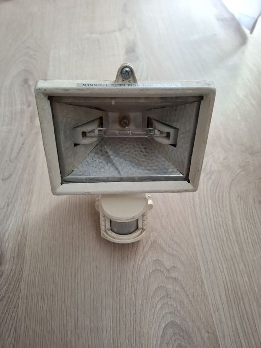Lampa halogenowa z czujnikiem ruchu zmierzchu 150W 230V oprawa