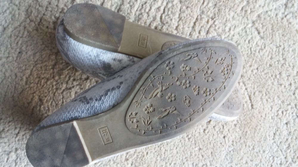 Sabrinas e sandálias. 38