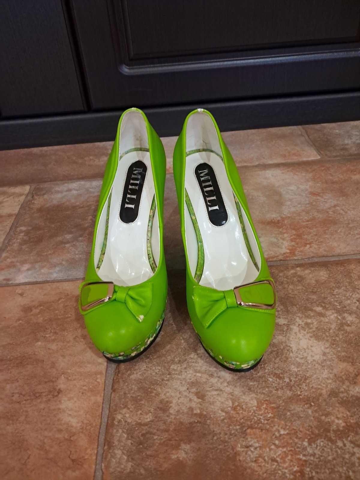 Туфли зеленые новые 39 размер