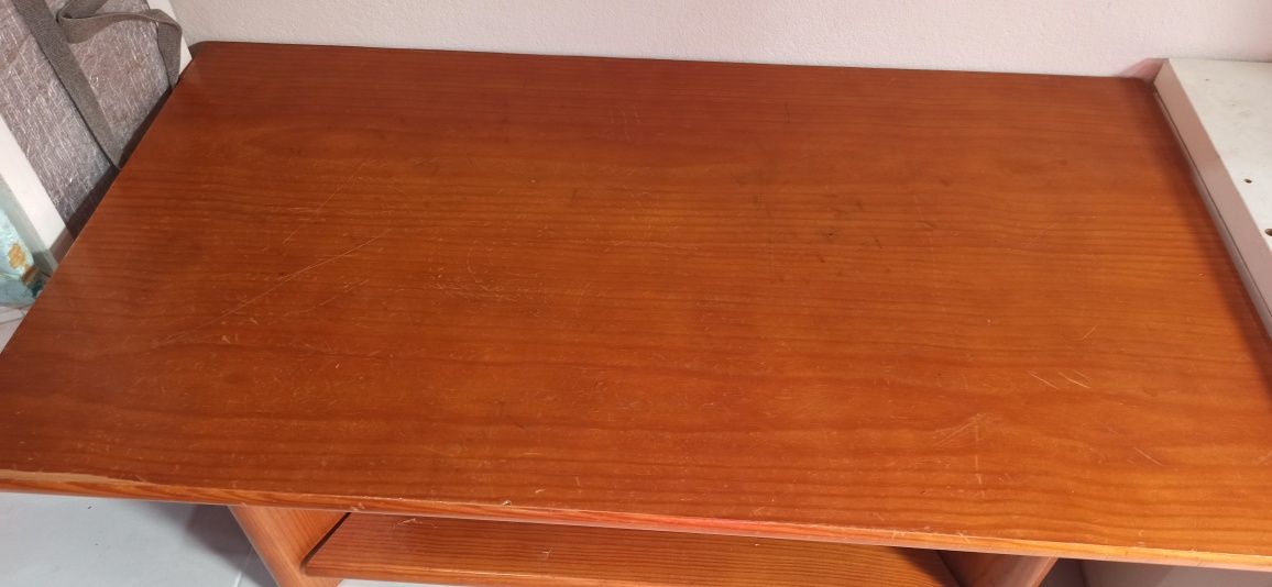 Mesa de centro com marcas de uso