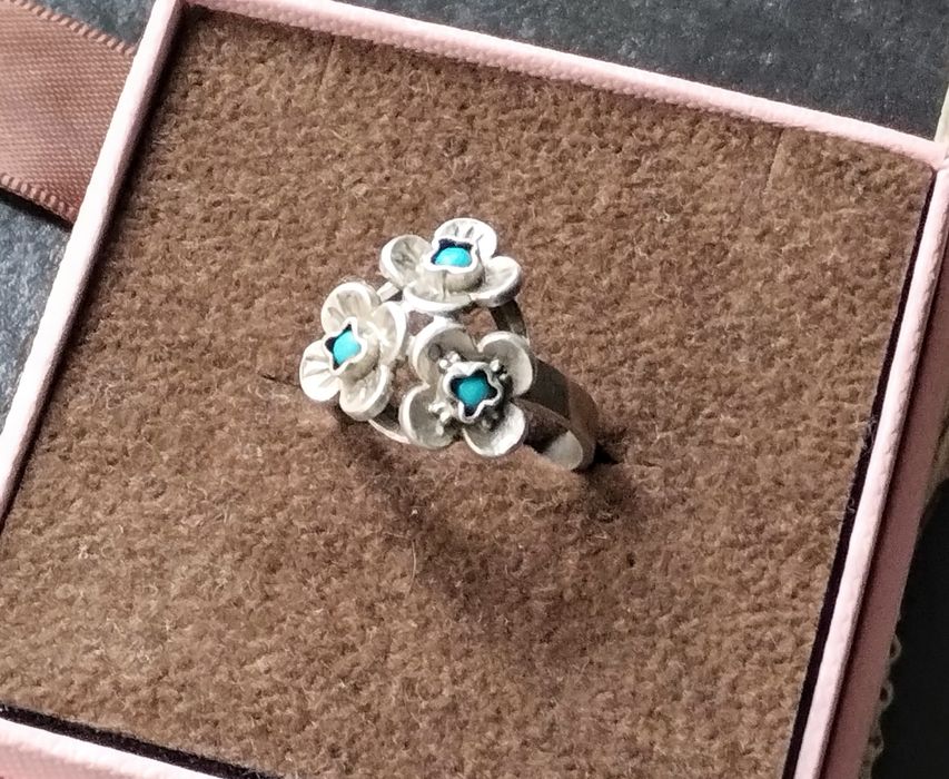 Srebrny pierścionek Warmet. Niezapominajki z turkusami.