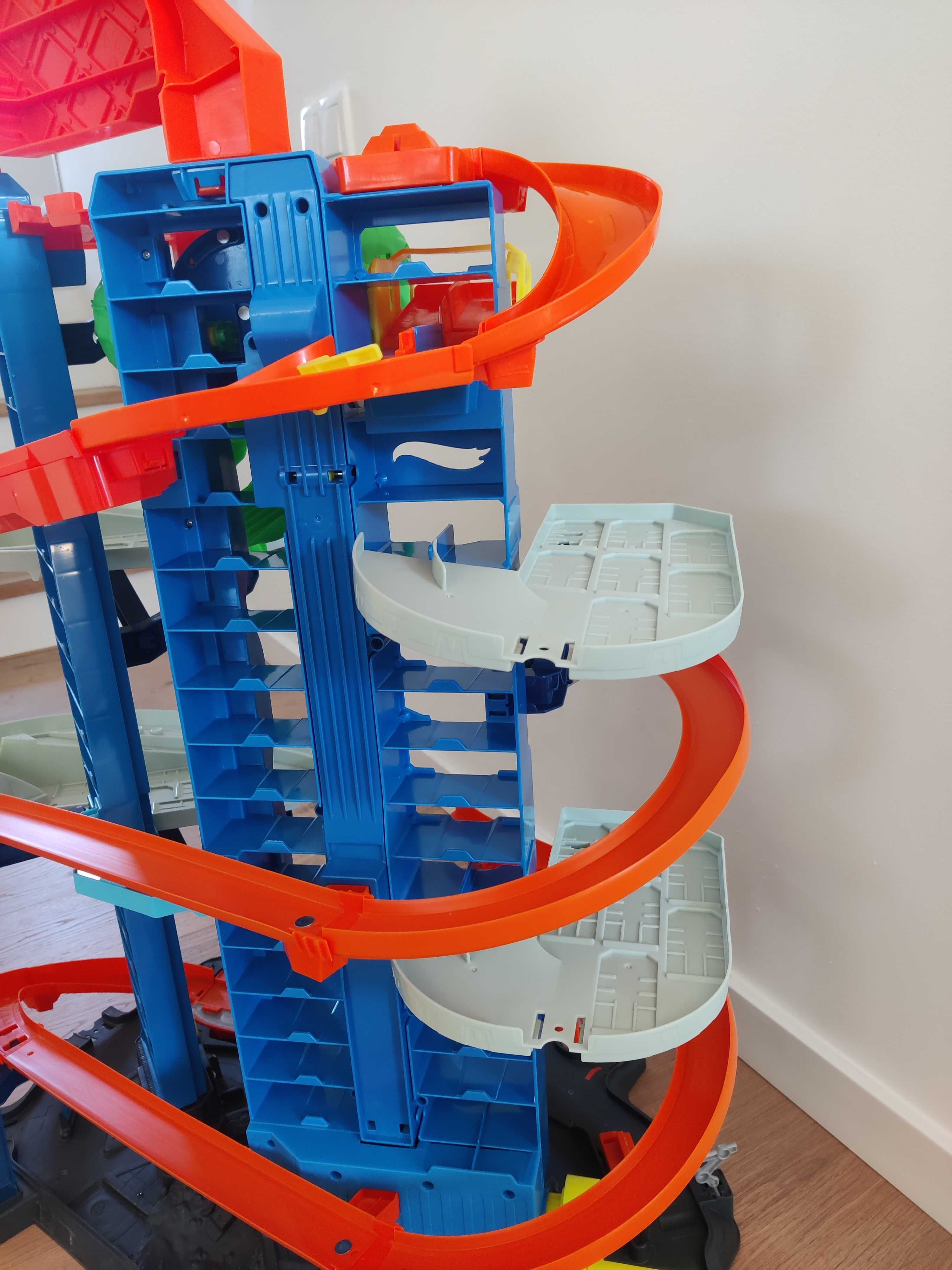 Brinquedo: Garagem de estacionamento Hot Wheels - ótimo estado