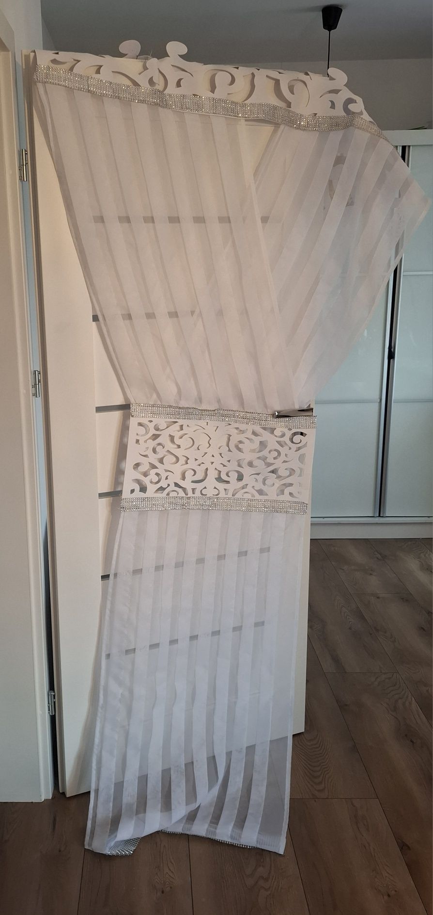 Firanka V-ka z podwójnym ażurem.