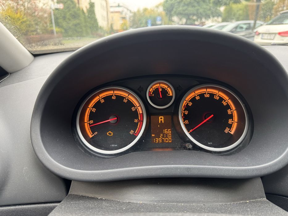 Opel Corsa niski przebieg garażowana automat