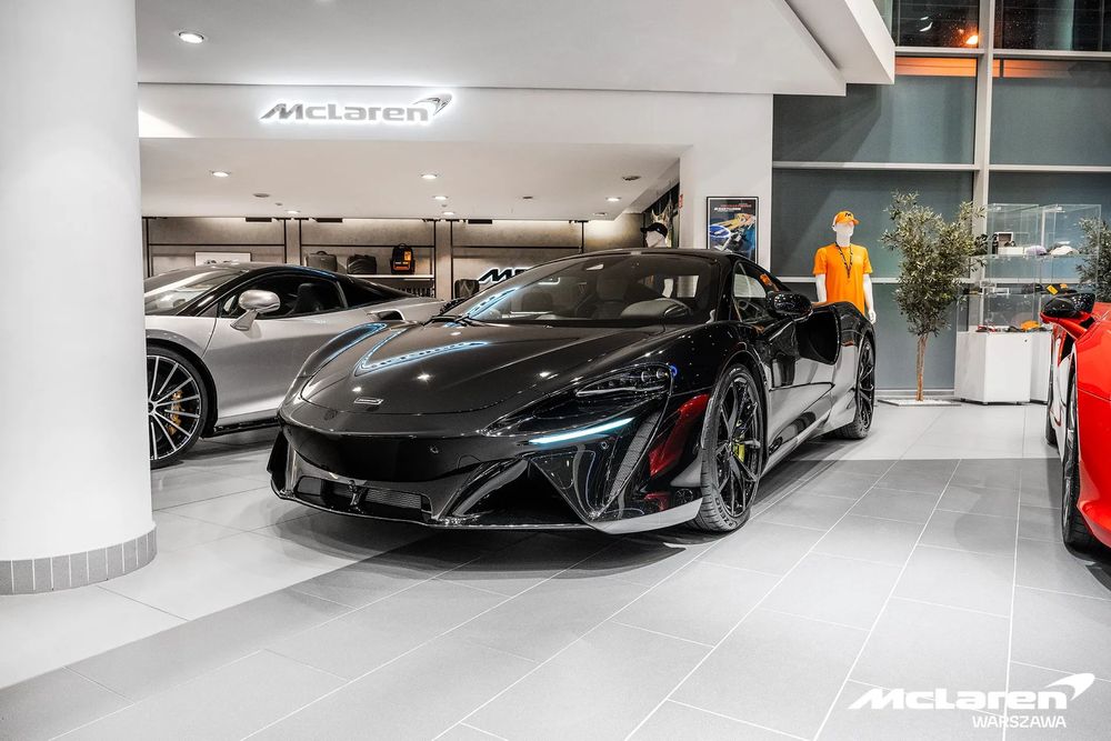 McLaren Artura Onyx Black/Flux Green