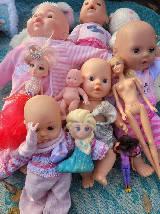 Детские куклы различных брендов и размеров.