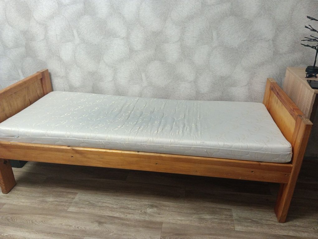 Кровать с матрасом