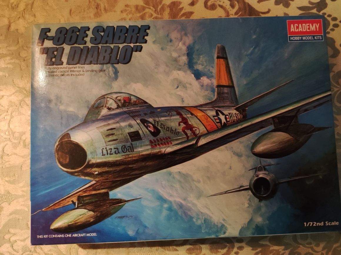 F-86 E Sabre, modelo da Academy, escala 1/72.