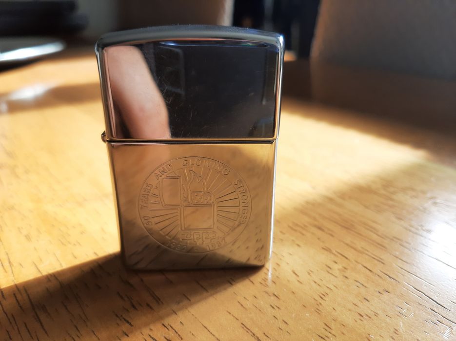 Isqueiro zippo metálico