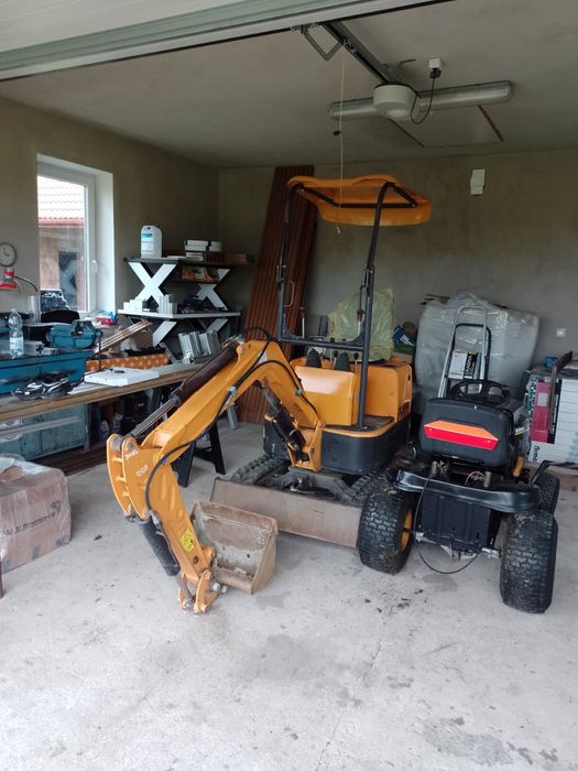 Minikoparka XN 08 chińska . Waga 880 kg