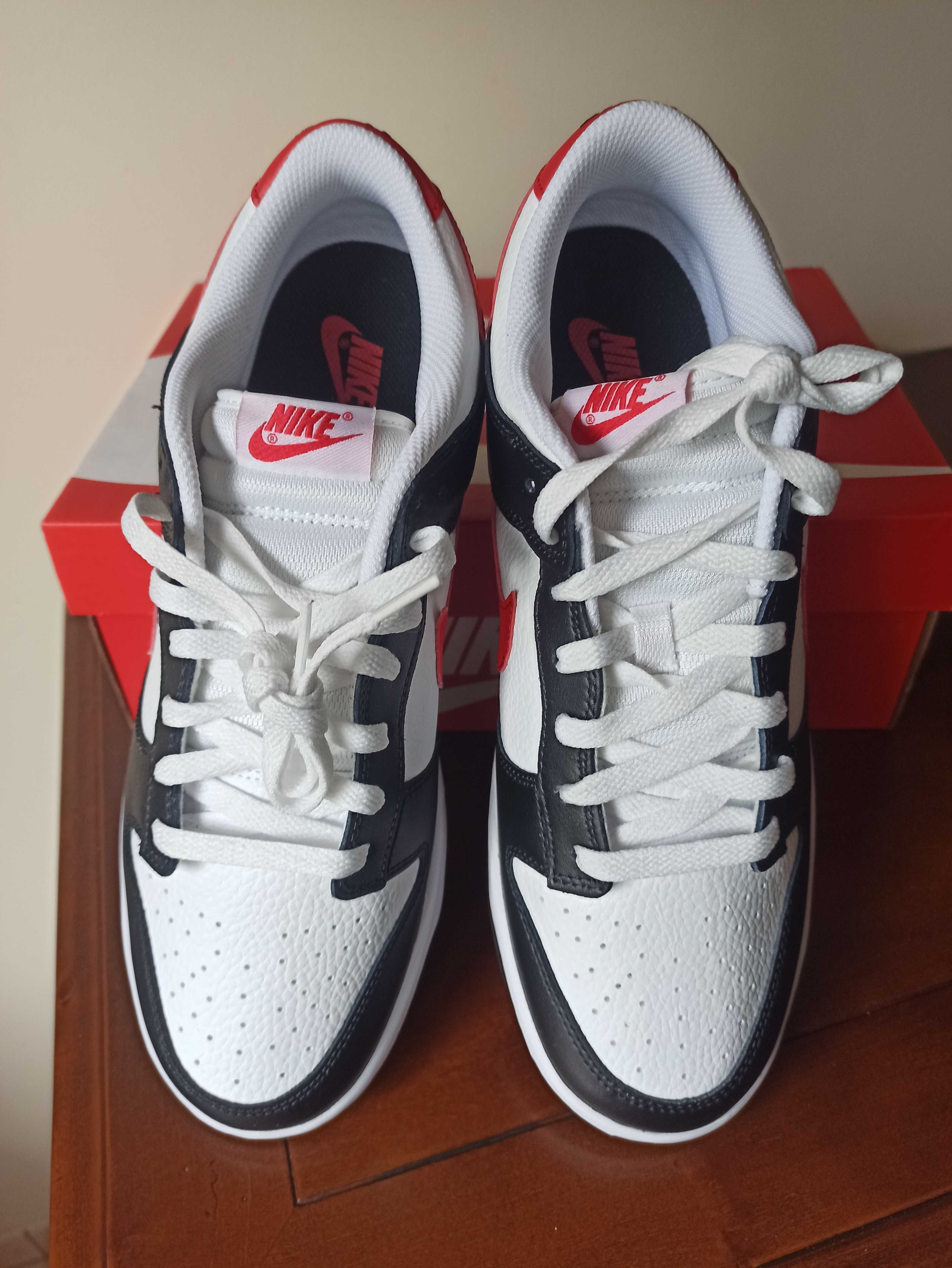 (r. Eur 45 - 29 cm) Nike Dunk Low Retro Red Swoosh Panda FB3354,-001