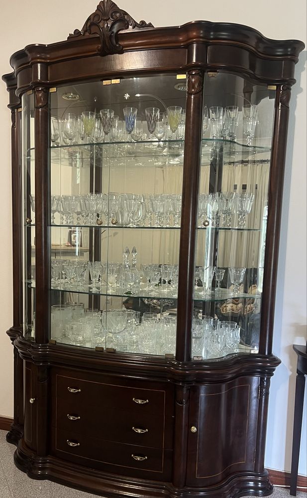 Vitrine classica em madeira maciça com vidro e espelho