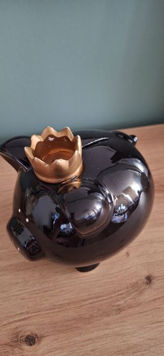 Świnka skarbonka z koroną