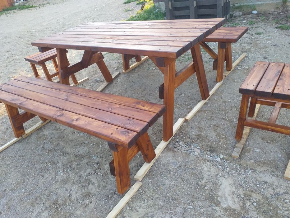 Stół z ławkami + 2 stołki