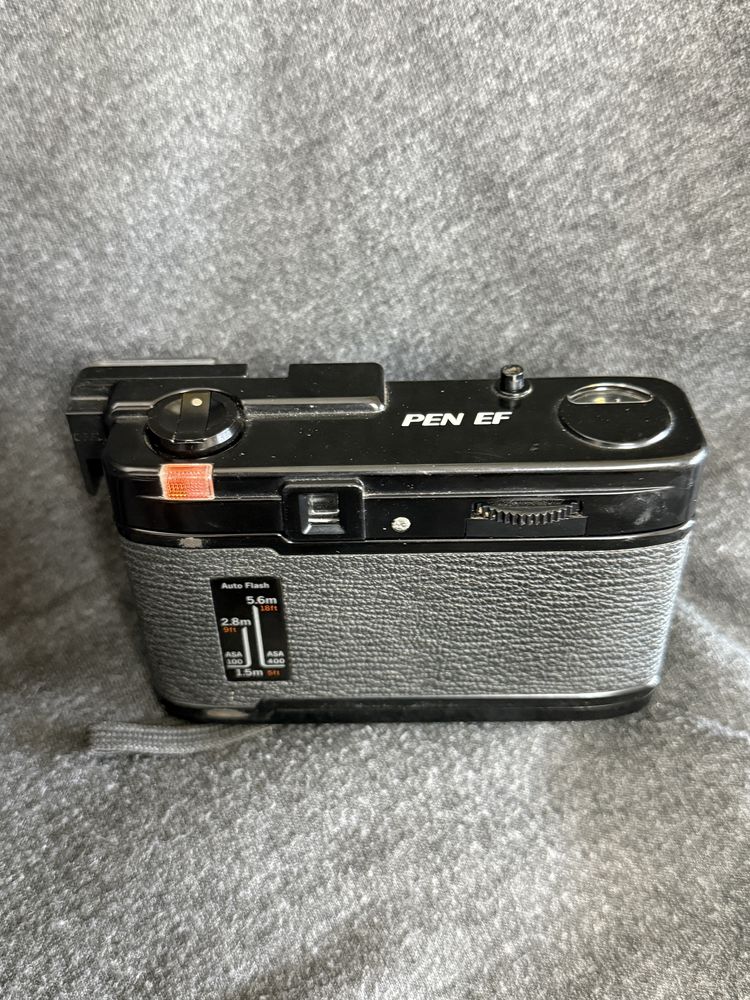 Olympus Pen E-F – półklatkowy aparat analogowy z lampą błyskową