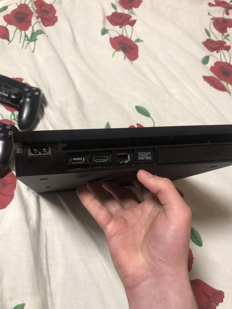 Продам PS 4 SLIM 1 TB