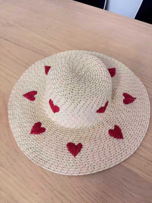 Chapéu de criança com corações