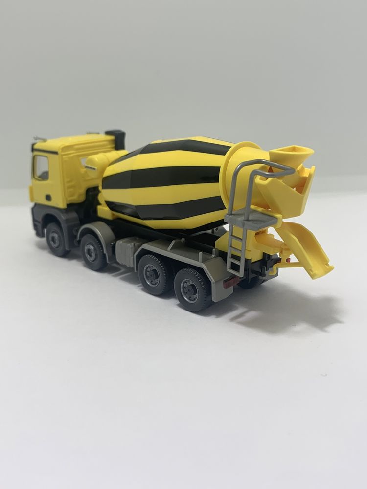 Mercedes Arocs / Liebherr da Wiking escala 1/87