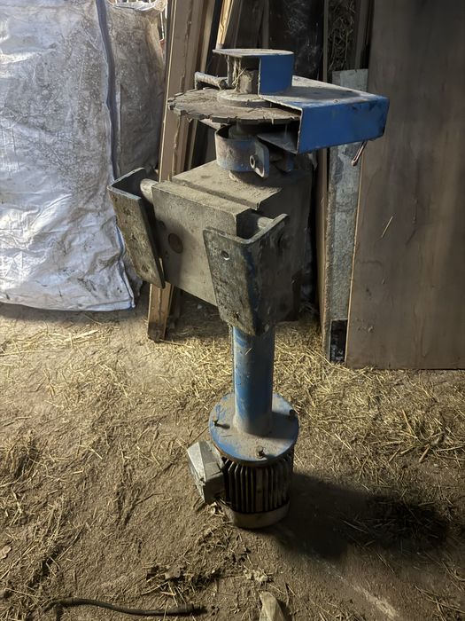 Wał z silnikiem i piłą do granitu