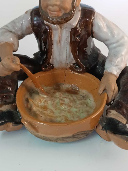 Escultura Zé Povinho em ceramica das Caldas. Marcado. Para restauro