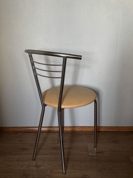 Стул з хромованої сталі