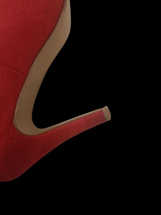 Sprzedam czerwone buty na szpilkach