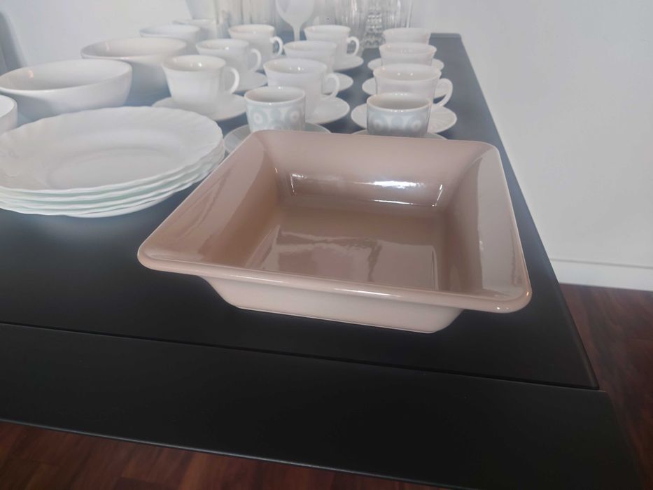 miski, filiżanki, talerze, kieliszki, szklanki, dzbanek, moździeż