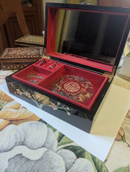 Шкатулка для украшений с украшениями