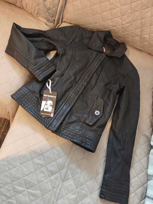 Casaco em pele castanho escuro com etiqueta