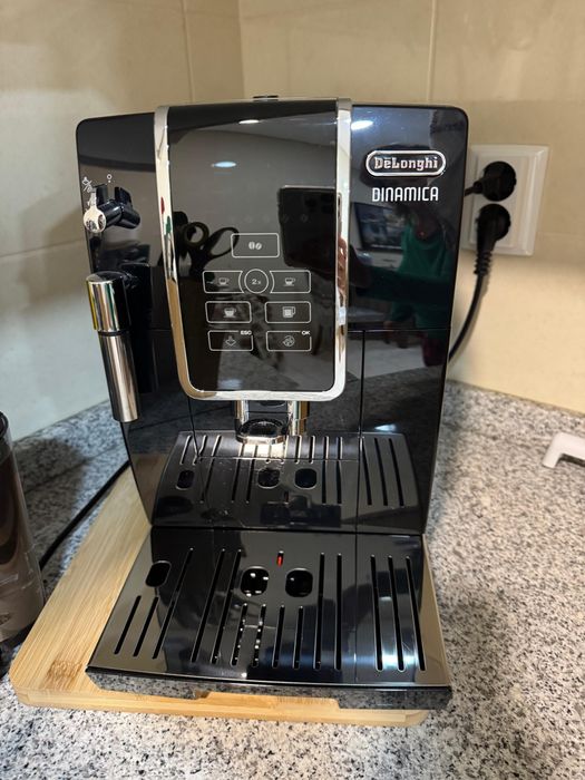 Máquina café automática Dinâmica DeLonghi preta com detalhe prateado