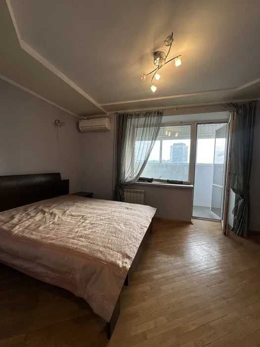 Продам  3к квартиру, м.Защитников Украины,Героев Харькова,89(код87530)
