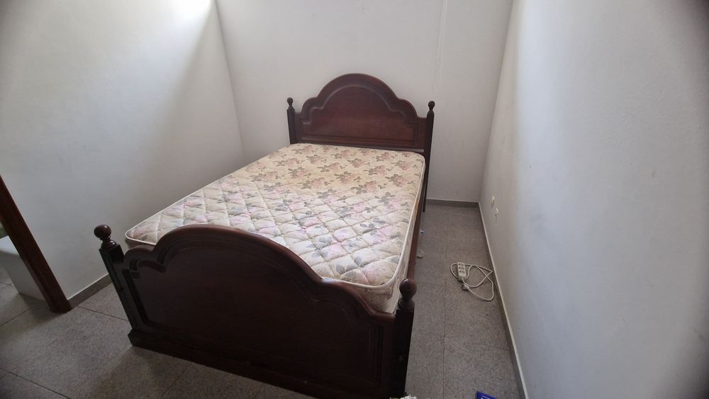 Cama de casal com colchão usado